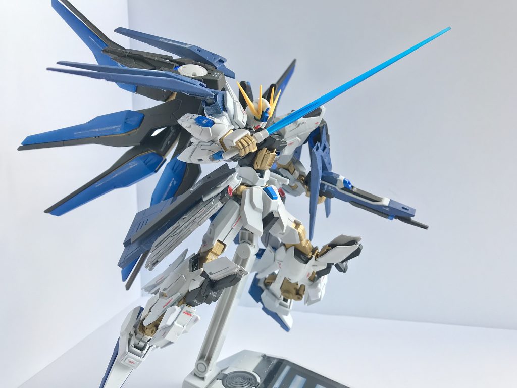 主な武装は高エネルギービームライフル二丁と青い刀身が特徴的なルインビームサーベル
