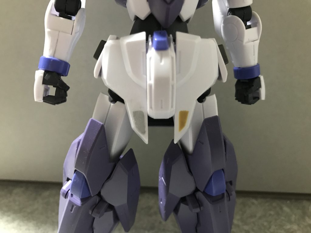 腰の前掛けの穴が微妙だったので、パテで埋めています。