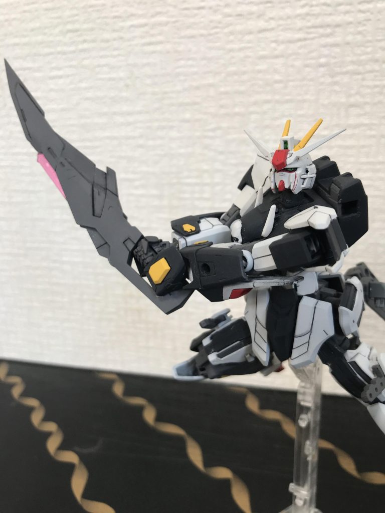 武装3
バスターソード
高機動ユニットに装備される専用の格闘武装 バスターソードとは言っても取り回しづらい物ではなく非常に使い易い物となっている
本体中間部からビームを発信する事で威力を上げることが出来るが一定時間経つとオートで強制冷却される