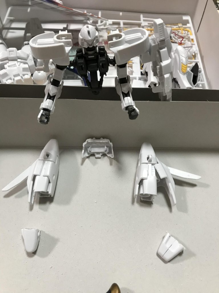 〜以下制作編〜
肩部へのバーニア移設。元のキットのカットは初め勇気が入りました。