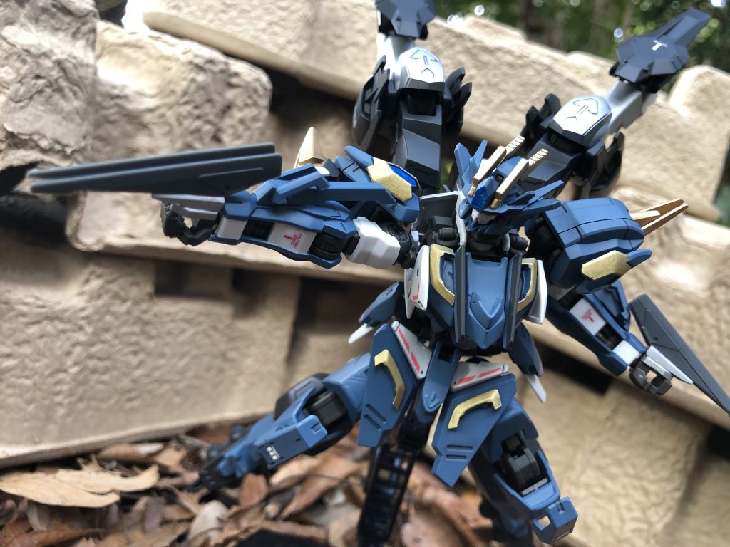 武装その③:両拳のクローです。
シュヴァルベグレイズのクローを使いました。
正拳突きしてメインカメラを潰すも良し、
コクピットをピンポイントにえぐるのも良しです。