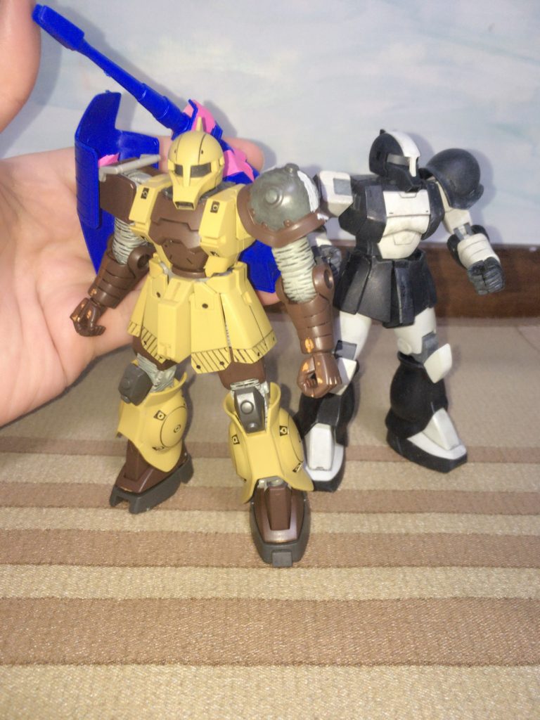 旧ザク2体のそろい踏み？です。ザクは何個あってもいいと昔の人は言っていました。