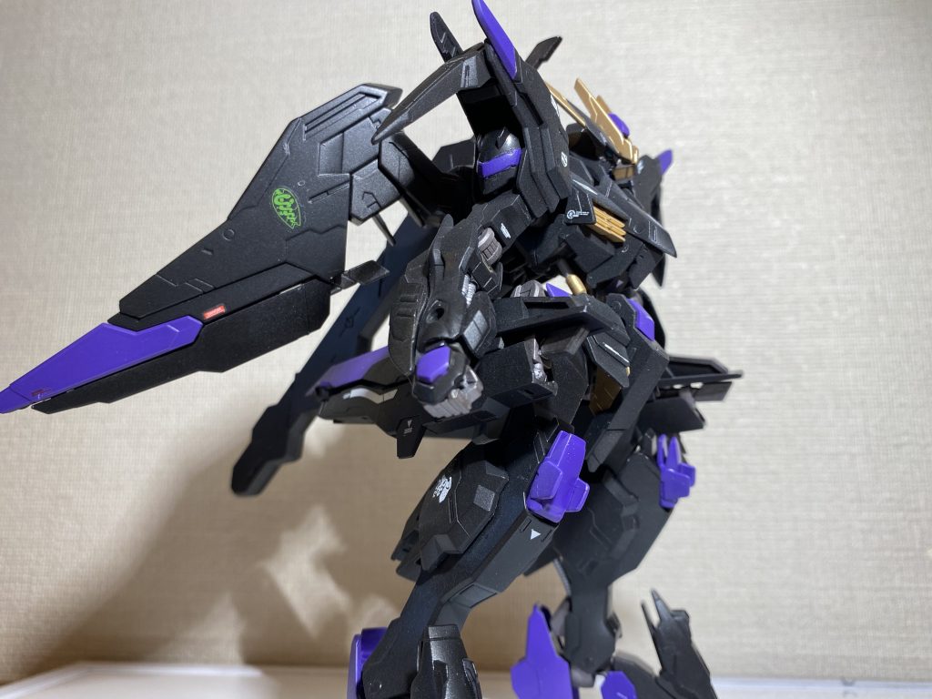 ぱっと見で「あ、こいつやばいやつだ」ってなる機体色を目指しました。