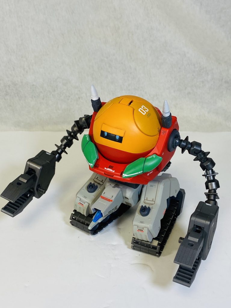 ハロローダーの腕部分をボールデンアームズの
ボールジョイントで作ったフレキシブルアームに交換。
脚部にフレームアームズのキャタピラを装備。
後、股間に機首を追加。