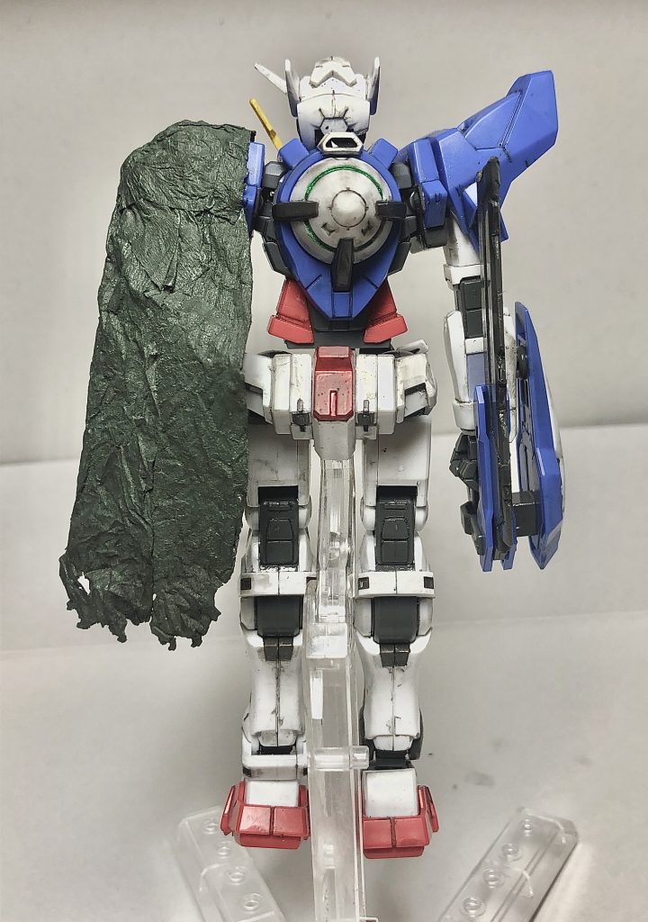 〜フロント、リア〜
初めてウェザリングをやってみたのは良いのですが、パーツを触るたびに手が汚れてパーツが綺麗になっていく謎の現象wに見舞われ、画像の撮影中にも何度かウェザリングしなおしているので、微妙に汚れ具合が違います。

左腕のマントが画像で見るとそこまででは無いですが、肉眼で見ると調色を明るめにし過ぎたせいで安物の海苔に見えてくる不思議