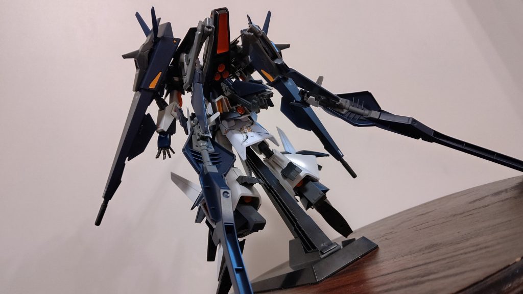 バックショット。腰のパーツはテルティウムから移植。
同時にスタンド穴を非可動にして、重さに負けないようにしてあります。