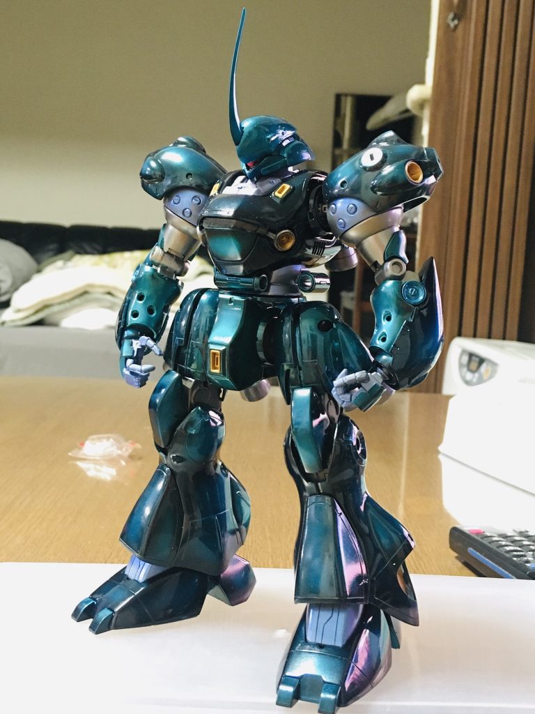いくつか欠品めありますがおおよそ完成した形の全身像です。
偏光塗装っぽく写ってるのはテレビの前で撮影したので映り込みのせいです。