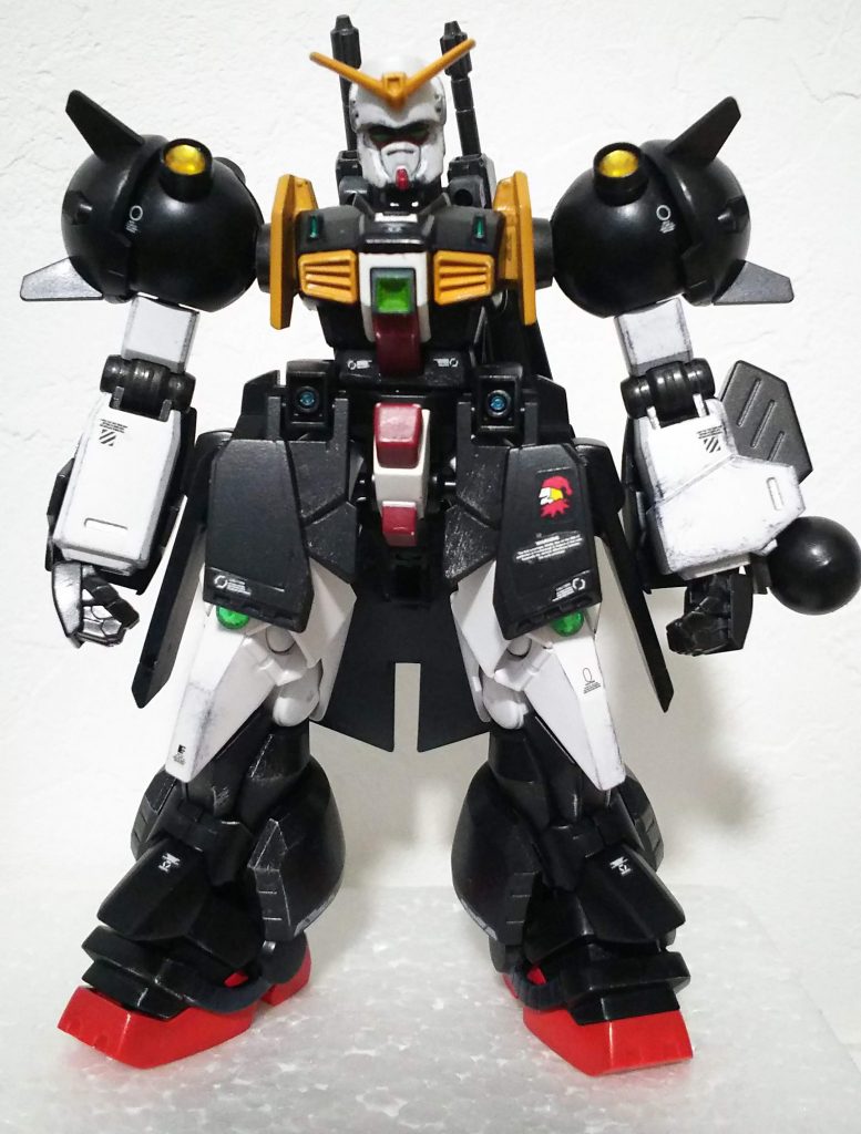 腕付け根の飾りパーツの取付けと肩幅アップのため、両肩の接続パーツを延長しています。グラビトンハンマーは肩から腕へ。そのまま殴るのもあり。