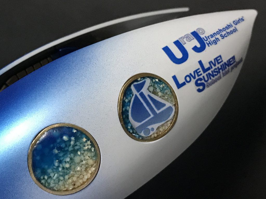 右の側のマル？は、UVレジンで海を表現してみました。今回最大の難関でした。完成度低www 
ロゴを含んだデカールは全てオリジナルデザインの自作！本当はオフィシャルのロゴとか使いたいんですけど、徹底的にコンプライアンスにこだわって作りました。まあ、そのおかげで統一感は出せたと思います！
ロゴ「UJ」は曜ちゃんの通う学校「浦の星女学院」から拾ってます。AE的なw