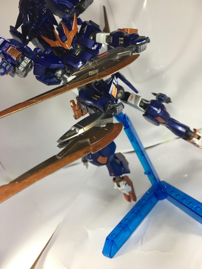 武装は近接戦特化で、メインウェポンである2本の大型剣と