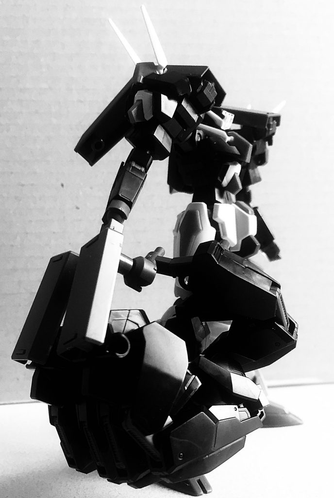 数年前の代表MF決定試合。競合相手のサムライガンダムの猛攻に、一方的な劣勢に追い込まれたトライガンダム。サムライガンダムの必殺剣が迫る！
しかしその刹那、サムライガンダムが弾き飛ばされる。直後、土煙に立つトライガンダム。異常に巨大な右拳が確認できる。