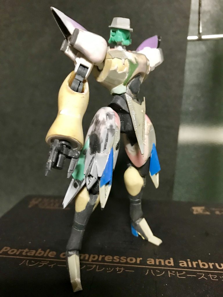 『HGAGE ファルシア』をベースに、ジャンクパーツ、プラ板、エポパテで大まかな形出しした後、ポリパテで微調整。