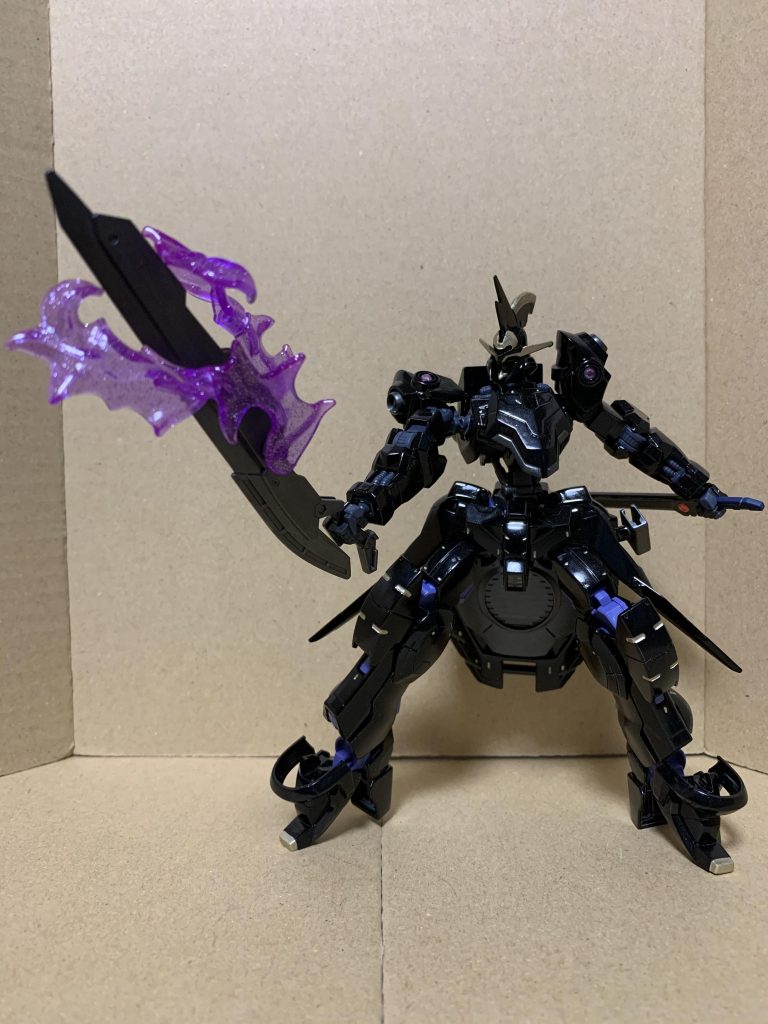 大剣エアオーベルング『征服』の名を持つ大剣。頑丈さと重量のバランスが良く、大きさの割に使いやすい装備。量産品であり、破損しても交換の効く装備である。