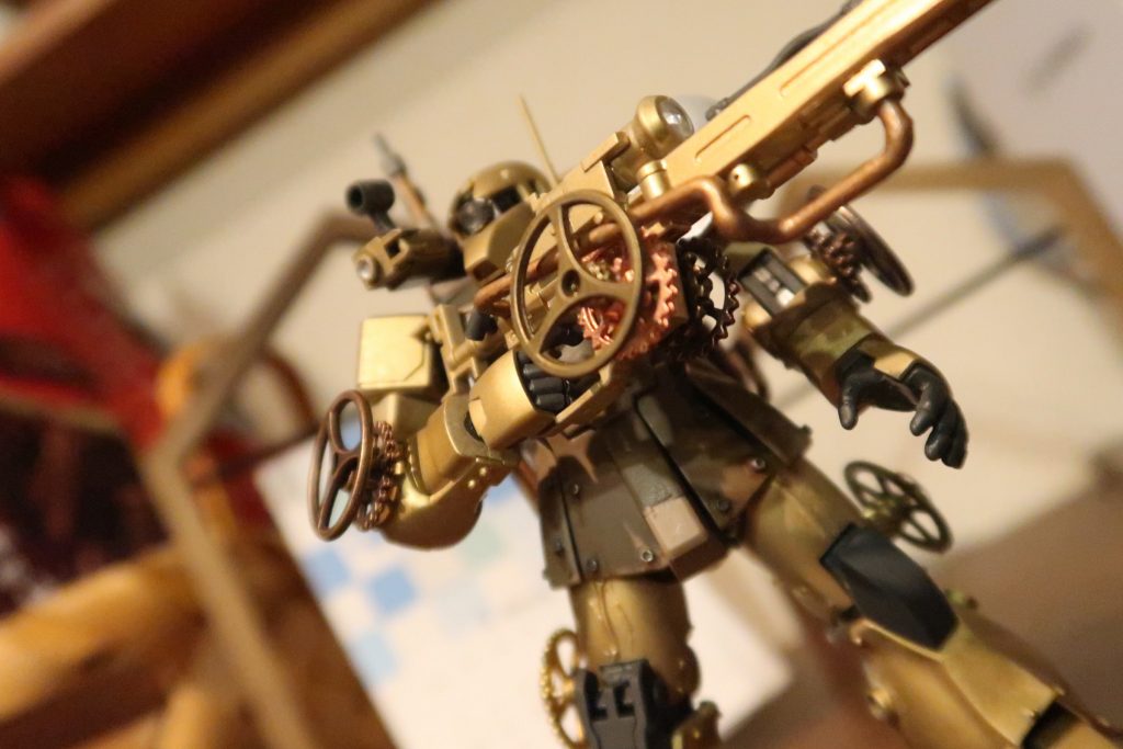 プラ棒の熱曲げ加工もパイプのイメージで使っています。
腿の合わせ目は処理が面倒だったので黒瞬着で溶接風にしています。