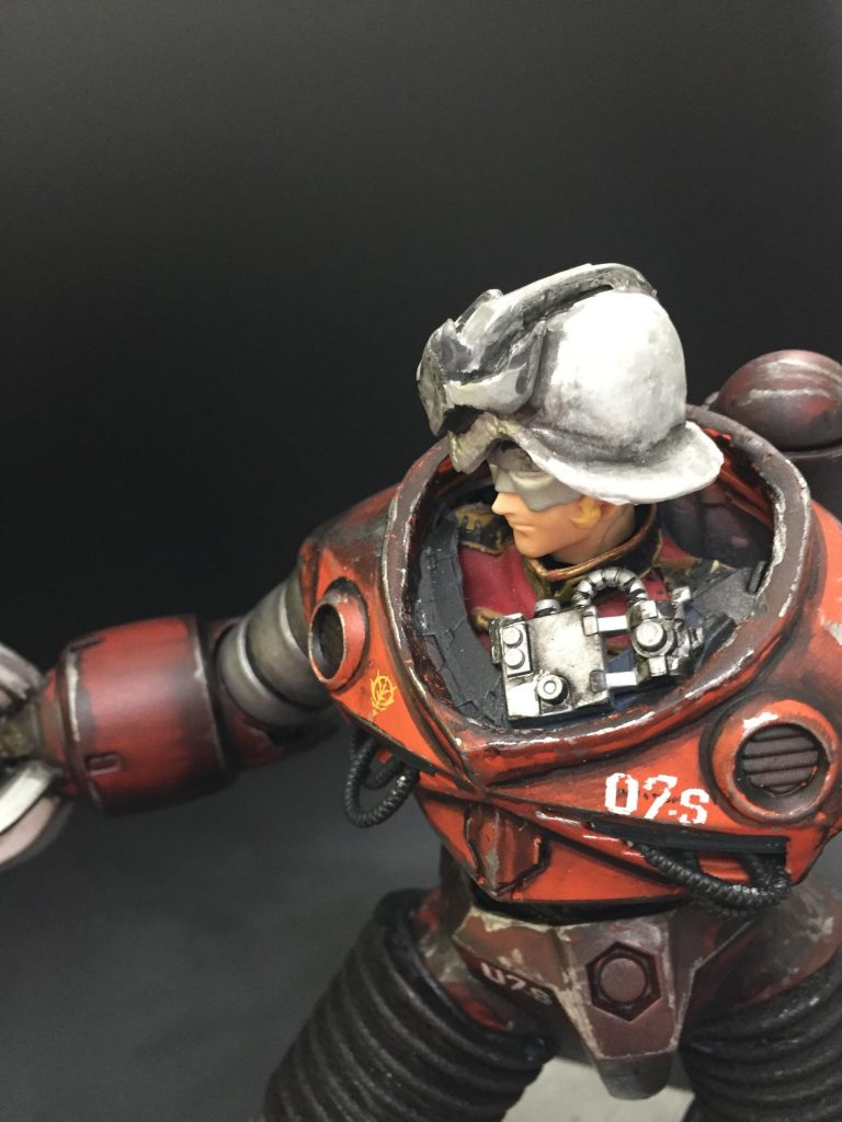 フィギュアをアレンジしてボディに合わせてみました。ヘルメットは造型、肩やボディ、アームは人が入っている違和感を無くす為に角度やボリュームの変更をしました。