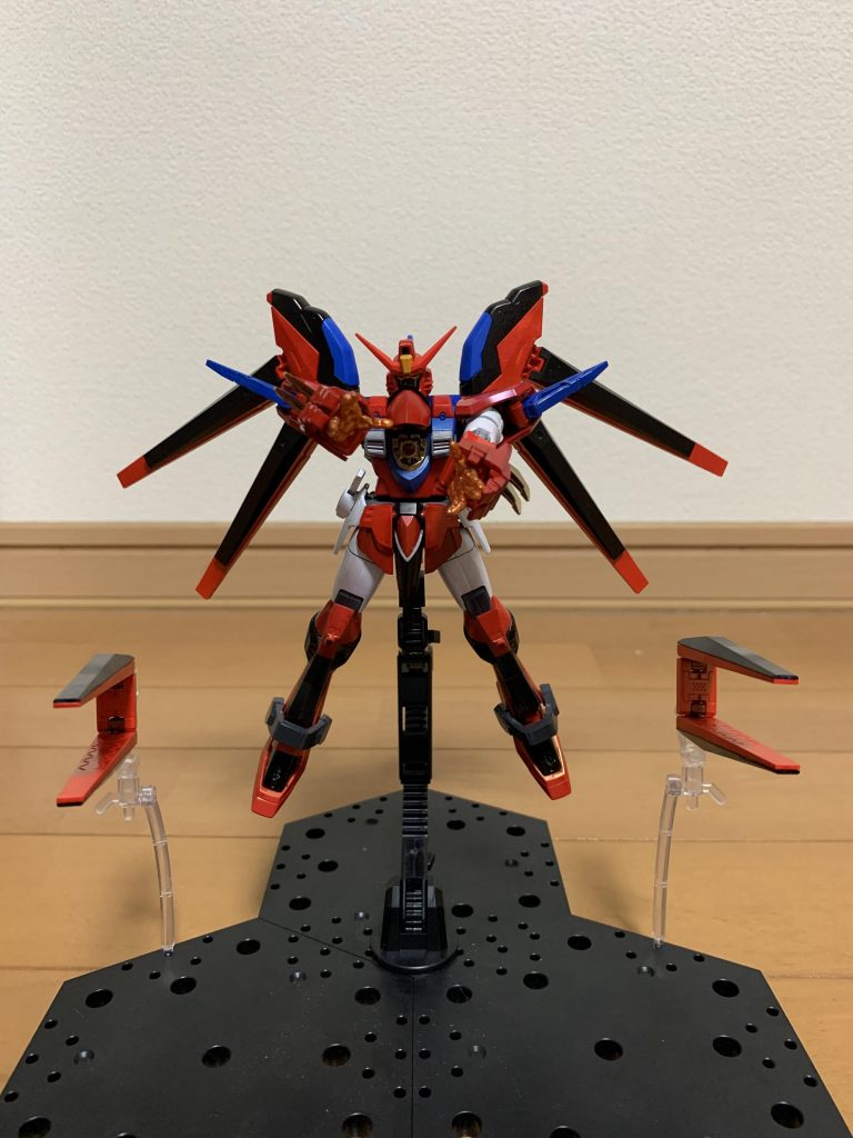 石破天驚拳と同じ感じでエネルギー波的なやつを射出します。と同時にファンネルでも攻撃をします。
基本的にファンネルと肩のブーメランで相手の動きを抑制し、隙を見て距離を縮めて近接戦に持ち込む戦闘方法です。