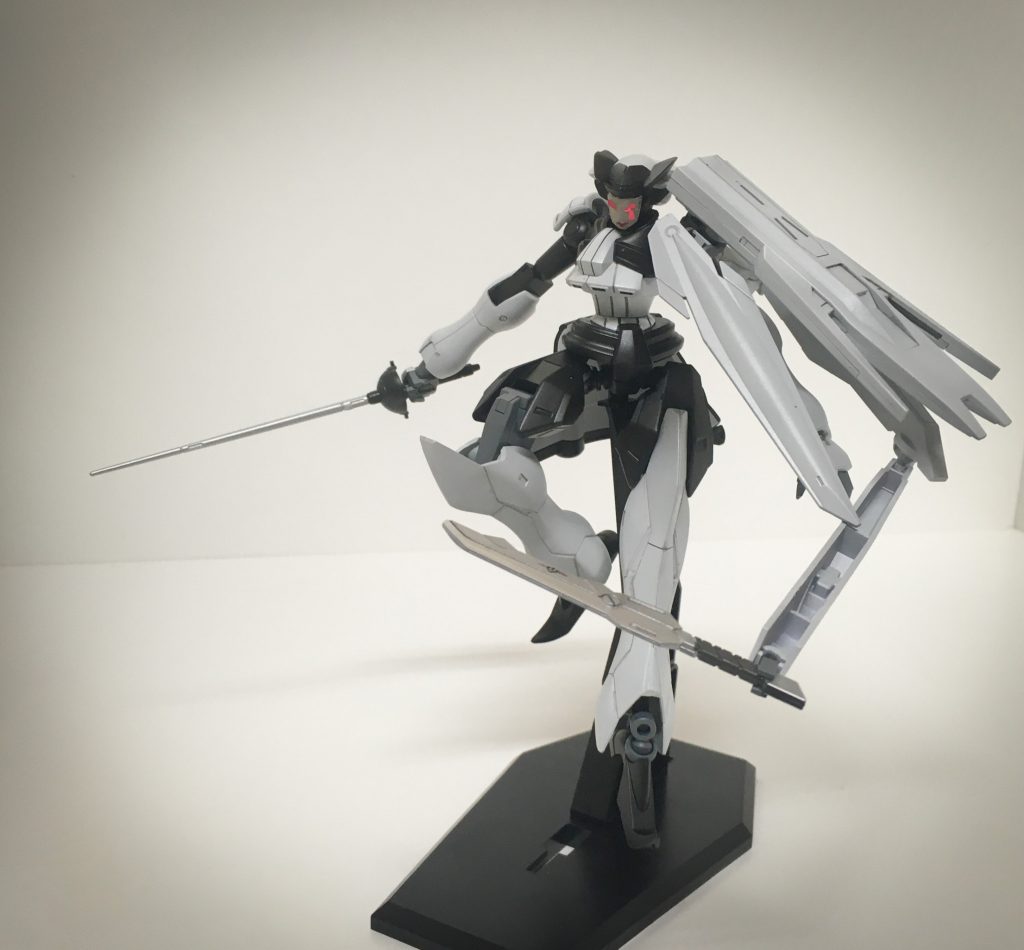 隠し腕 
左肩部に装備されたバインダーにはショートソードと隠し腕が内蔵されている。

この武装も相手の不意を突くことにたけた武装であるが、単に3本目の腕として用いた場合も厄介であることに変わりはない。