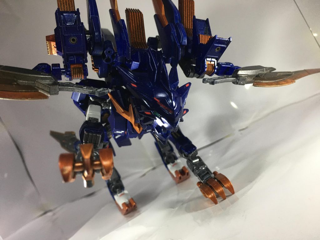 「リミッター解除、いくよ!雷牙っ!」
放熱フィンを展開するのと同時に機体から強力な放電があり、バチッという音と共に機体が消える
フラウロス雷牙は電気を操り、自身をレールガンのように発射して移動する事ができる。
放電しては一瞬のうちに移動して敵を倒していく姿を見てある人物が
「まるで戦場に華が咲いているようだ」
と言ったことから(鉄の華)という二つ名が付いたとされる。