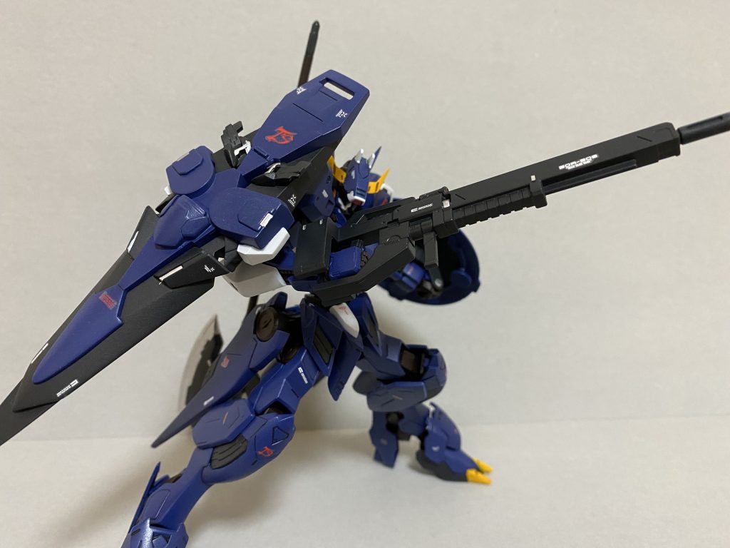 機体をほぼ隠せるシールド
左手にはラウンドシールドを装備
曲面になっているので弾や刺突を弾きやすいです。
ラウンドシールドはウヴァルの盾をそのまま使ってます。