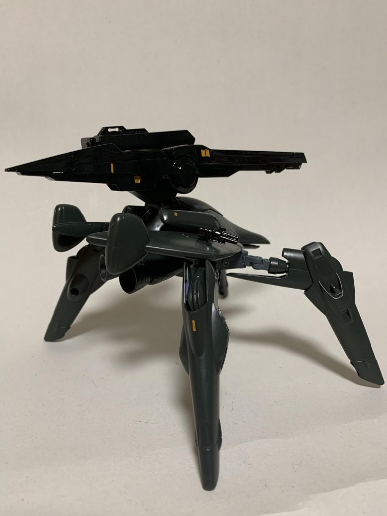 WARESが大型魔獣を駆逐する為に開発した無人機の一種。ピスキピアと同型の耐環境コアモジュールを使用した陸上用機体。 
溶岩帯を除いたあらゆる地上環境で活動可能に設計され、遠距離からの砲撃で魔獣を殱滅する事をコンセプトにしている。 
武装は機体天面に配された長射程の大型レールガン(最大射程7km・キャニスター弾採用)とミサイルランチャー、近接防御用にエーテリックバルカンを3丁装備している(この機体のレールガンはマルドゥク用の武装に転用されている)。 
また、この機体には高性能広域探査レーダー・照準用長距離光学センサーが搭載されており、この機体の5km圏内に侵入した標的を[自動追尾→ロックオン→攻撃]する。 
旧大戦勃発時に、操兵を標的にするようプログラムを書き換えられている為、聖刻暦830年代においても、操兵を遠距離から攻撃してくる。 
さらに、対電磁波レーダーステルス機能(レーダー波反射形状や電磁波吸収塗料等のジャミングシステム)を搭載している為、射程圏内に入ったが最後、こちらが認知する前にレールガンによって粉々に吹き飛ばされてしまう。聖刻暦700年代には聖王国聖騎士団1個中隊が何も認知出来ぬまま、瞬時に壊滅させられた事件も発生している。 
その為、この鋼魔獣の危険度等級は魔王級魔獣を除いて最上位に位置付けられている。 
幸いな事に、この鋼魔獣の残存機体数は決して多くはなく、滅多に遭遇する事はないだろう。