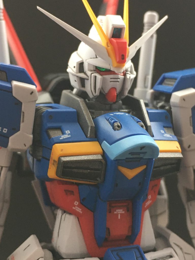 バストアップです。
メインカメラは付属のデカールの上から光沢クリアを爪楊枝で乗せています。
また、ほぼ変わりませんが胸のバルカンはφ0.4で開口しました。
