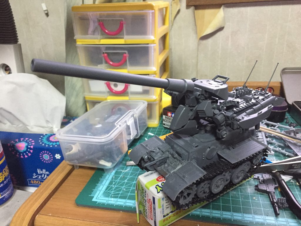 ヒルドルブをモデルにしており、タンク形態への移行が可能