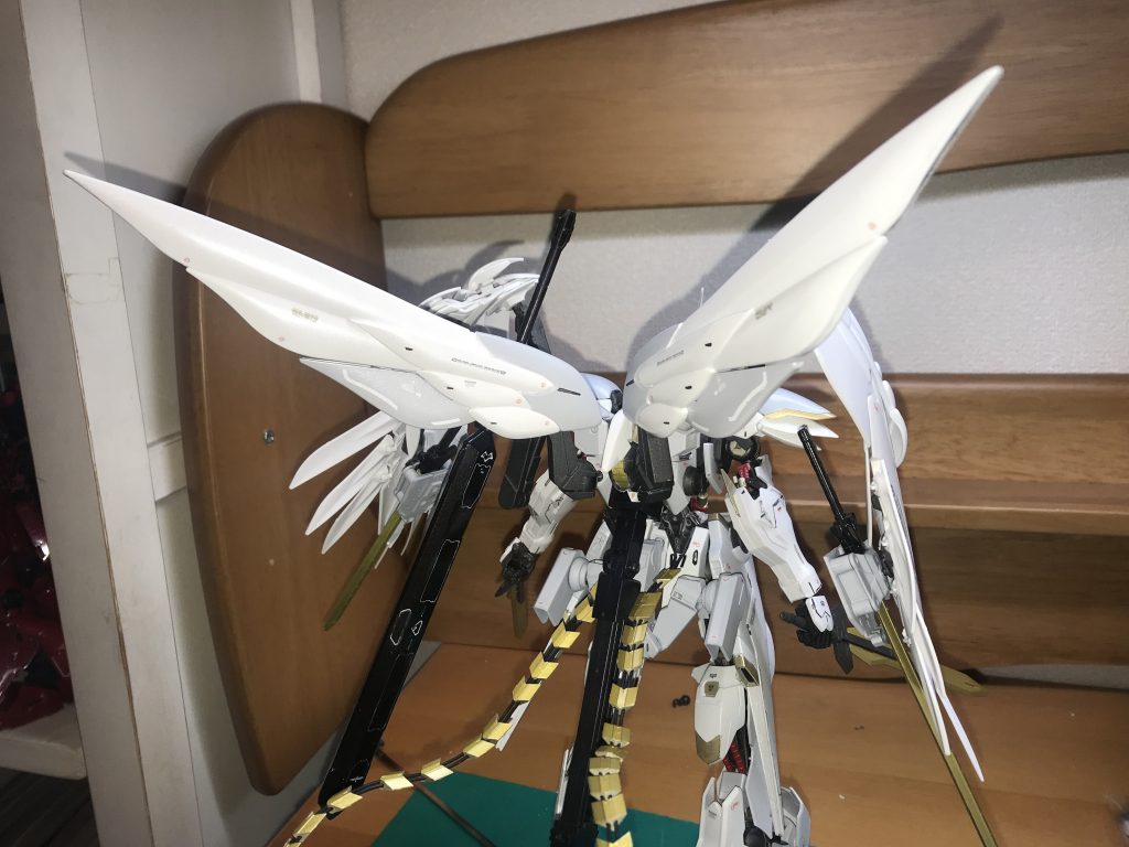 バエル本来のスラスターより大型化され機動力を向上。更に腰のスラスターも大型化し、高速立体機動が可能となりトリッキーな動きで対象を攻撃可能となった。又、スラスターやバインダーの動力用にエイハブリアクターを装備している。
又MAのテールブレードを技術を応用した高硬度ワイヤーブレードを二基装備。総延長600mのワイヤーに高硬度ブレード12個が自在にワイヤーを移動できる為対象に絡み付きワイヤーを巻き込む事で切り刻む攻撃を行う。