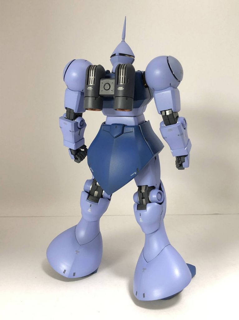 バックパックのスリットなどもメタルカラーです。