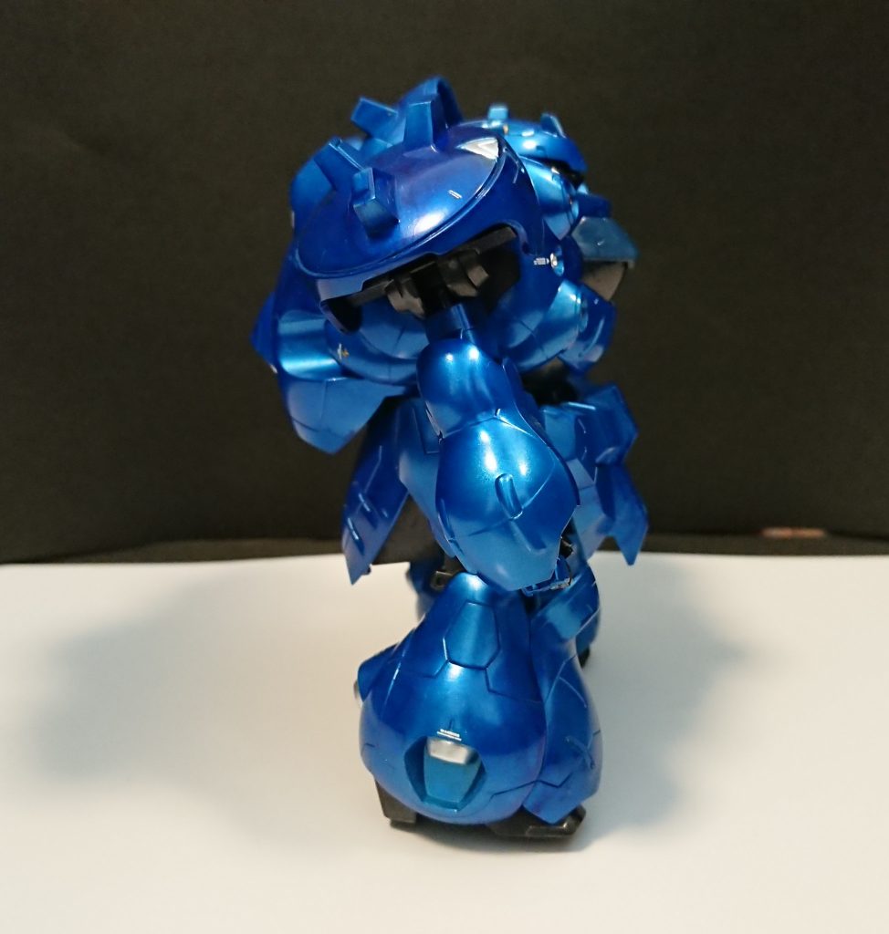 横からのショット。メタリック塗装がきれいです。