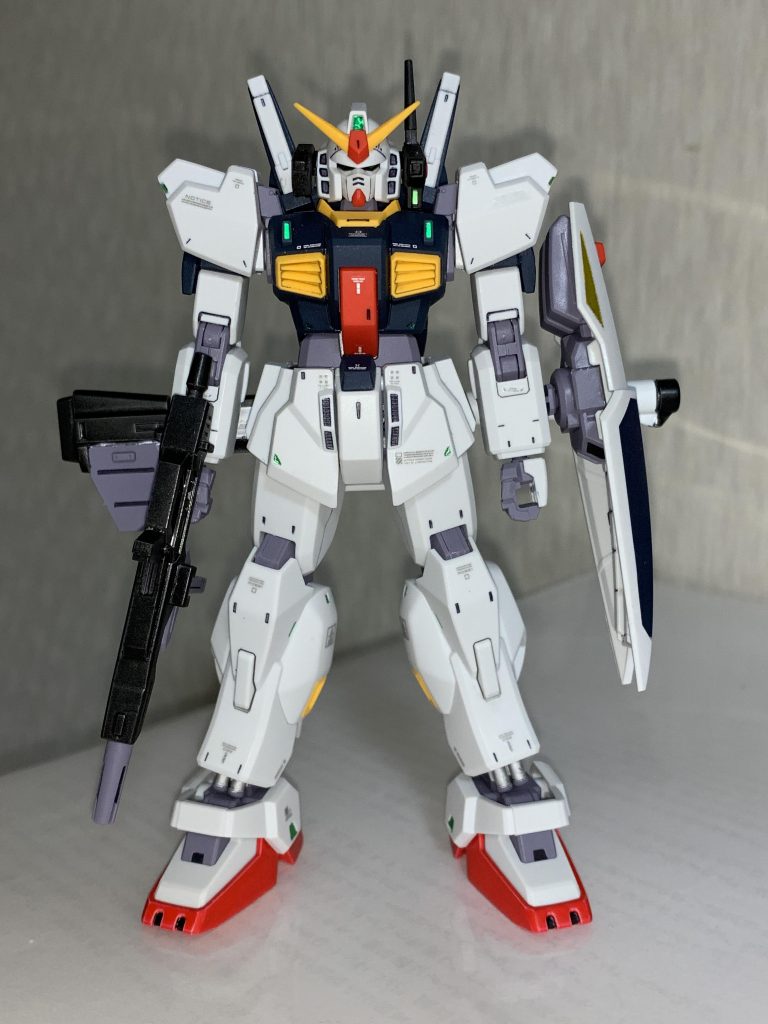 正面
既存のセンサーに加え、追加した肩とフロントアーマーのセンサーも小さいけど割と光を拾ってくれます。バルカンポッドシステムも塗装し、センサーはラピーテープに変更、足首のシリンダーはシルバーで塗装してあります。