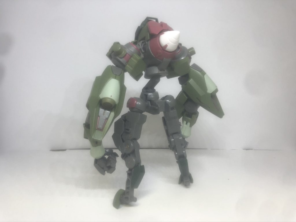 ギャラルホルンで実験されていた出自不明MSであったが隙を見て脱走した。実験機ということもあり、出自不明のパーツは一部破損がひどかったためギャラルホルン製のパーツを無理やり接合させたモノである。装甲のない部分があり、グレイズ等に比べると小柄、そして軽量である。