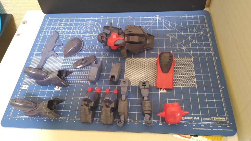 おおまかなパーツ構成。合せ目はバリバリ出ます。