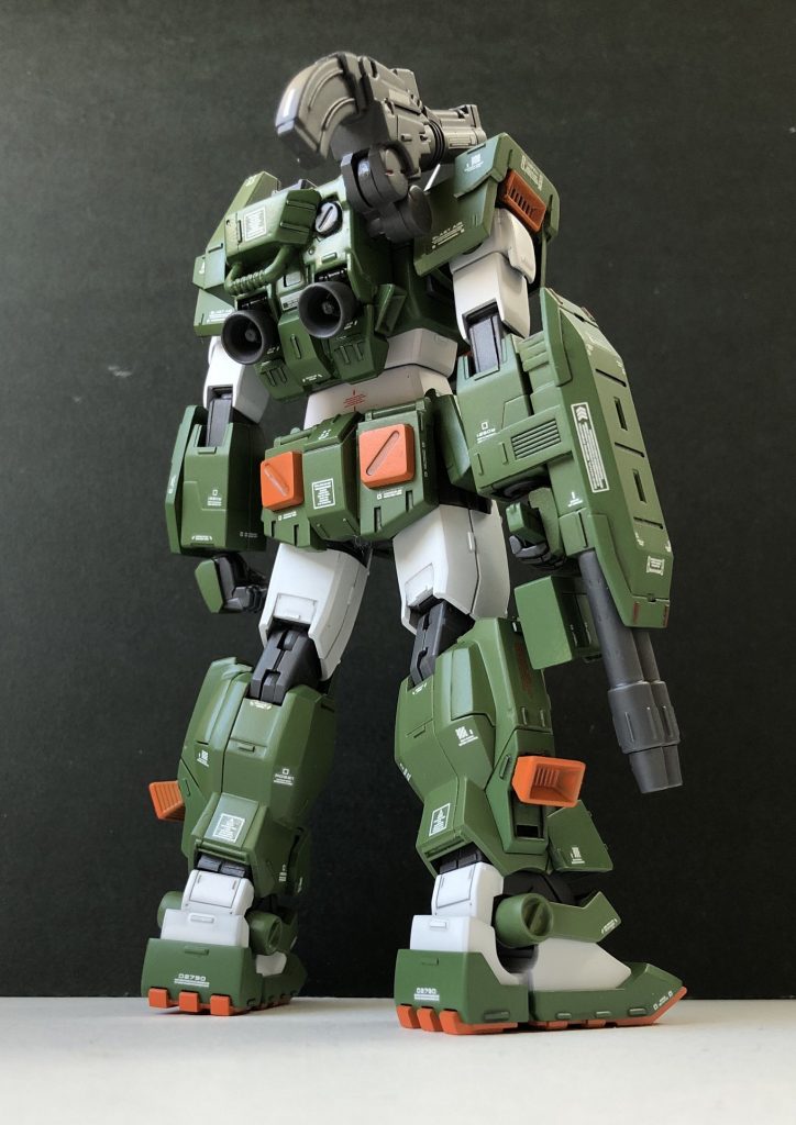 バックパックは局地型ガンダム(北米戦仕様)のものをベースにショルダーキャノンの左右を変更し、ブルーディスティニー3号機のバックパックの上にせりでたダクトのようなパーツを左肩部のサブカメラに見立てごつさとフルアーマーガンダム感がしっかり出せるよう頑張りました。