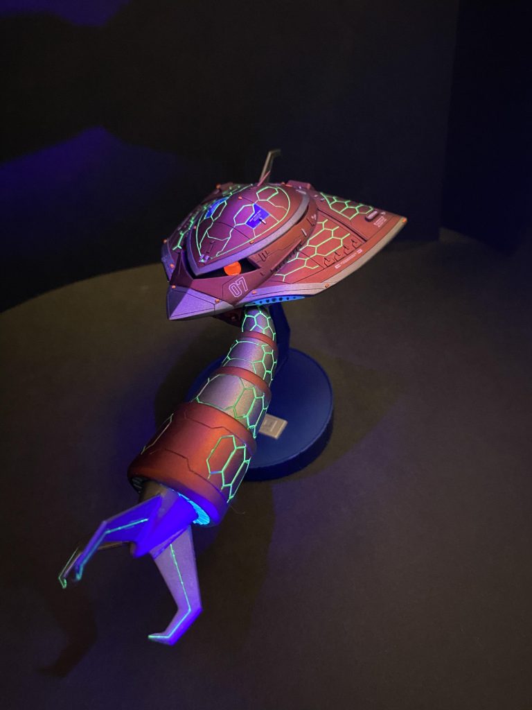 爪も光ってます