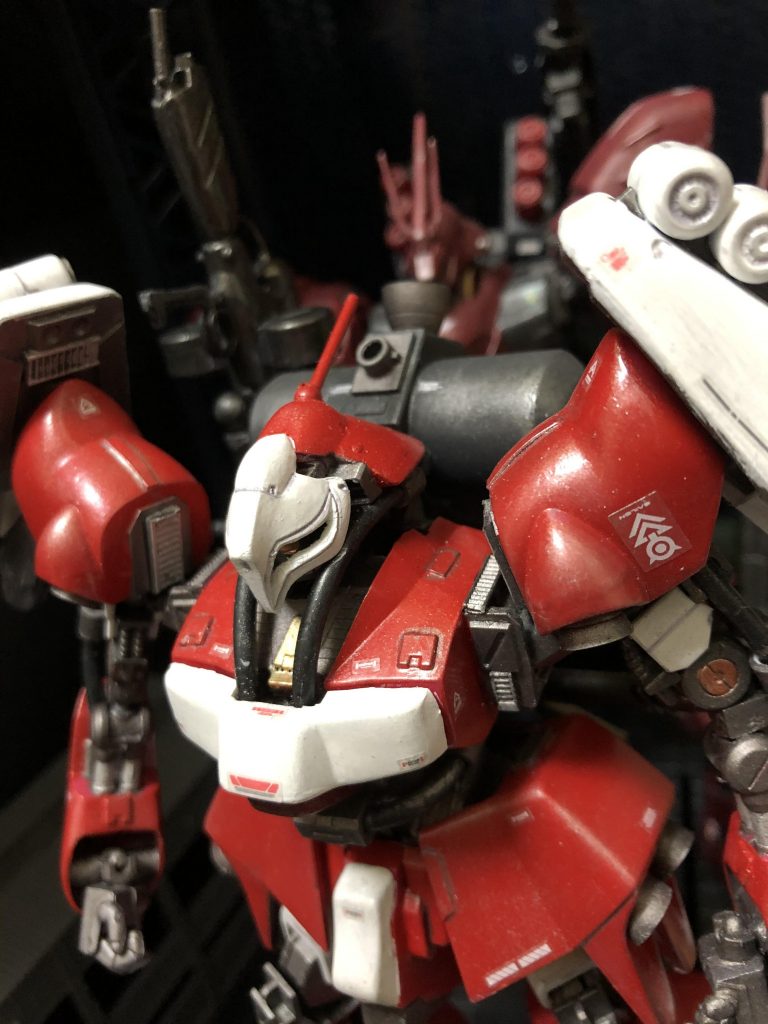 oyz「まあもちろん、色々と苦労はありました。見てください、この顔！旧キットは中が見えなかったので、くり抜いて内部モノアイ部も作りましたっ！いい感じでしょ？」シャア「最初からこうではないのか？」oyz「違いますよっっ！！コレだからお偉いさんってのは...。あとは腕っ！腕のフレーム良くないっすか！？」シャア「装甲少ないな。」oyz「いやそうゆう事じゃなくて、旧キットと鉄血フレームを組み合わせて、細くなっちゃったから、廃材のイヤホンケーブルを組み合わせてメカ感を出してる訳なんですよ！しかも2重関節にして可動域は各段に向上しているんですよ？良くないっすか？」シャア「ふむ、あんまり自分で強調すると、皆がコメントしづらくなるのではないのかな？室長。」