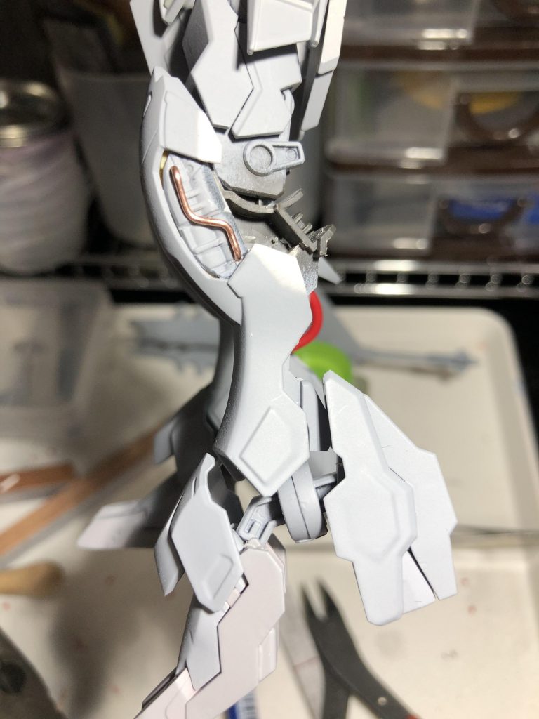 装甲切り抜いて、内部パーツ露出してみました。
これも後々見えなくなりましたけど…