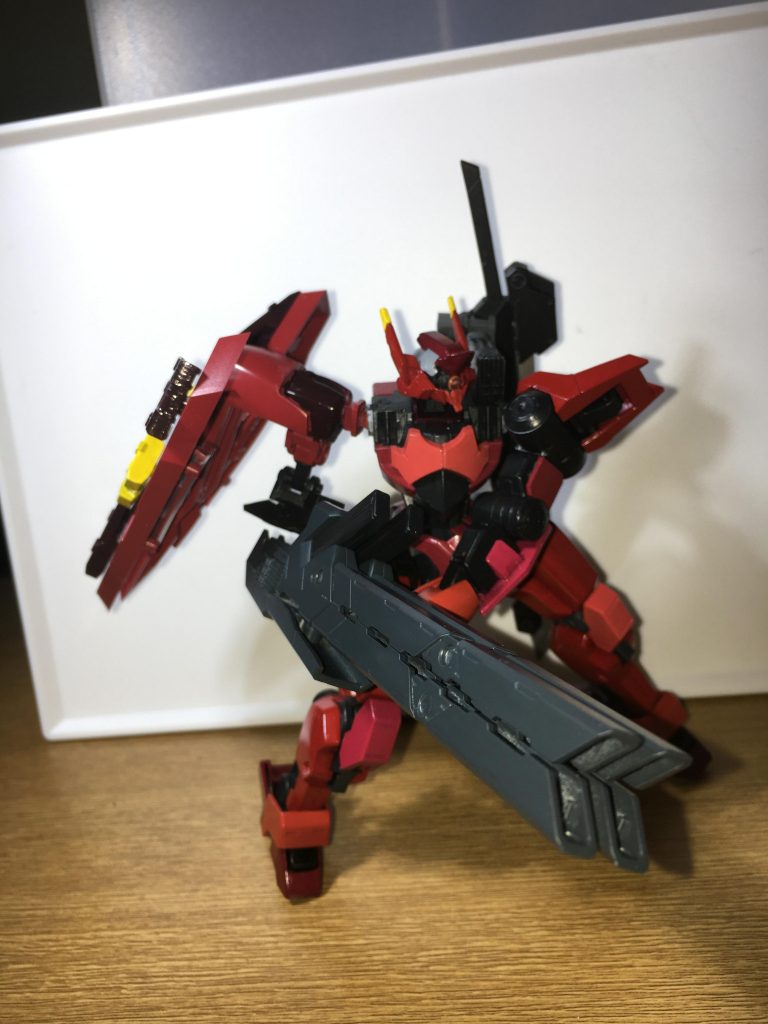 連装亜音速砲:ティターニア
右腕に装着された大口径砲。テイワズが開発した意欲作で、「バックパック無しでMSが携行できる大型兵装を」を実現しようとしたものである。発射方式は銃弾を銃口内の磁石による超伝導で爆発的に加速させ発射するタイプ。ただし伝導熱でバレルがすぐ高温になってしまうため基部や関節部に多量の放熱板が設置されている。そのため、あまり長時間の稼働には向いていない。