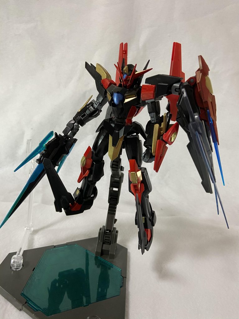 左右非対称のデザインで全身に武装をつけたく思い、右手にメインウェポンのブラスターカタールを持ち内臓のビームサーベル
左腕にビームサーベル内蔵のアンカー、左肩のバインダーにスラッシュブレイド2本
両爪先にビームガン内蔵のブレードを付けています。結果セブンソードになりました。