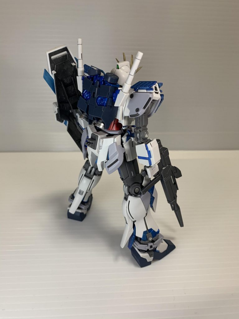 サイコフレームはクリアブルーでキャンディ塗装、フェネクスカラーと同じ色です。
他、細かい刺し色も全てフェネクスカラー版と共通にしています。