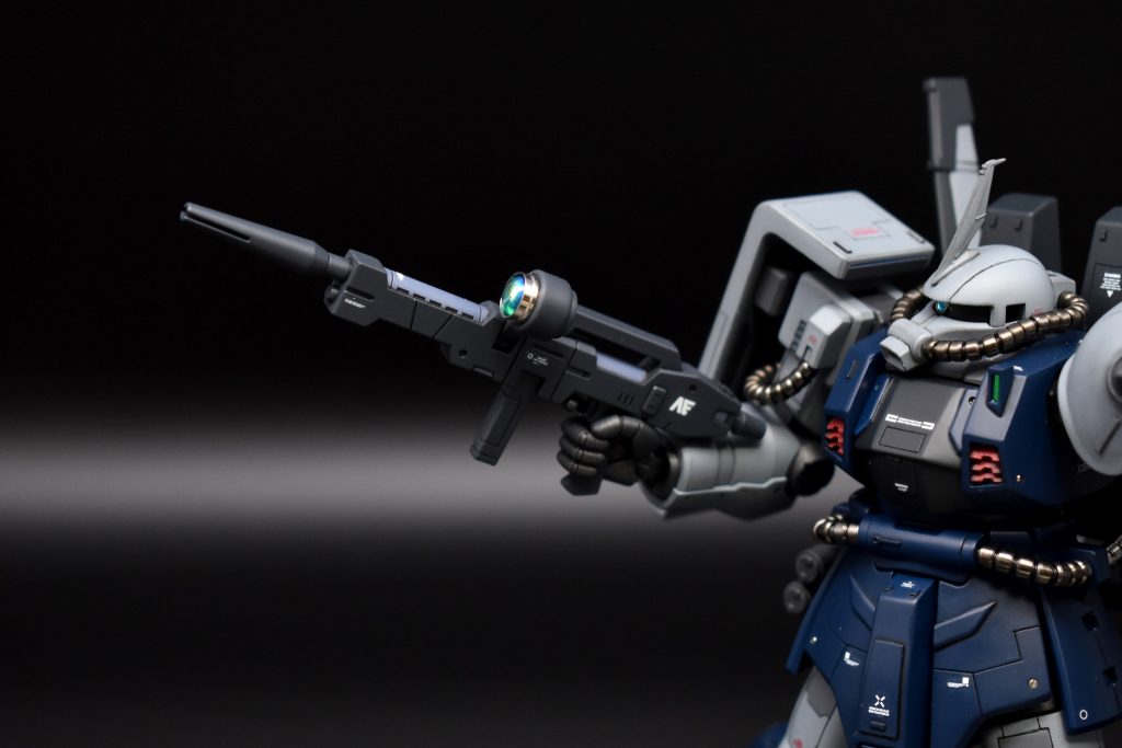 ジムⅡライフルロングバレルタイプ。
ワグテイルのライフルを使用しています。キットのままだと発射口が平べったい造形だったので他のキットから移植。
以下設定です。
本機はビームライフルの使用が可能となっているが、ハイザックと同じく構造上の限界により内蔵式にできず、動力パイプが外部に露出している。
この改良は右腕にのみ行われ、左腕でのビーム兵器の使用はできない。