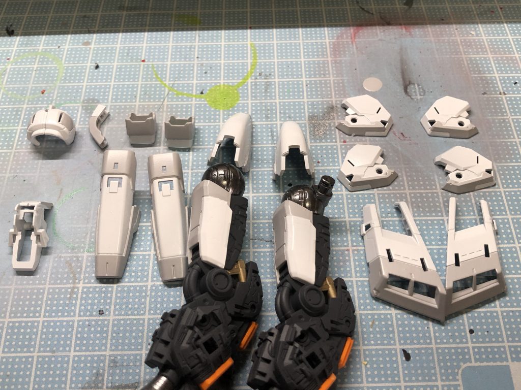 グレー部分の配色が、個人的にモヤモヤしたので、MGを参考にしてカラーリング変更しました！