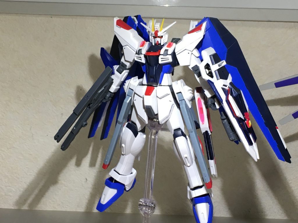 鋭角さをだすために肩、フロントアーマー、レールガンをストライクフリーダムの物に交換
そして完全にレールガンと脚の後ろに隠れていたスタービームキャノンの取り付け位置を変更しました