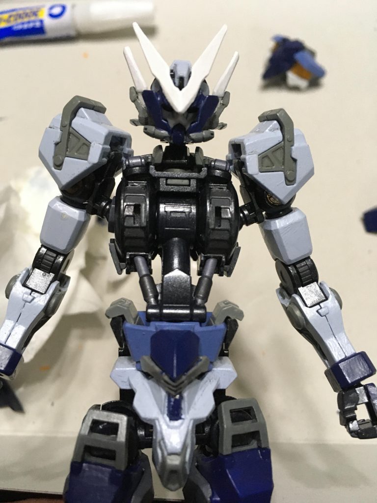 頭部にメルクワンガンダムのマーキュリーアーマーから頭部アーマーを装着（アンテナはアストレイから）。これ、そのまんまパチっとはめこめるんですよ！気になった方はお試しあれ。ちなみに、下腕部にマーキュリーアーマーの腕部装甲がピッタリはまる（接着なしだとちょっと緩い）。