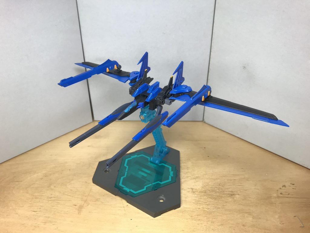 ## アサルトストライカー
ストライクブレイヴとほぼ同時期にビルドされた、専用のストライカーパック
オオトリ(ビルドブースター)をベースに、ノワールストライカーに単独での支援機としての能力を追加するコンセプトでビルドされ、二門ずつ置かれたリニアガンとキャノン砲による砲撃に加え、元のフラガラッハビームブレイドの代わりにビームサーベルを発生させられるウイングが設置され、すれ違いざまに敵を斬ることも可能