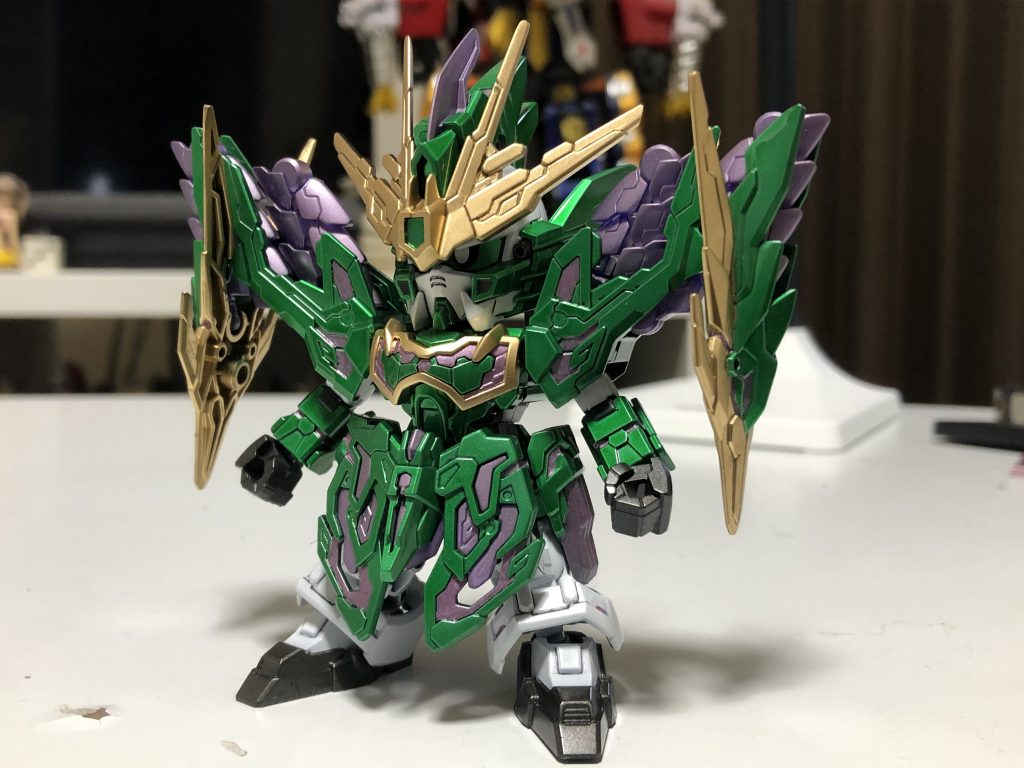 元々アルトロンガンダムが好きだった事もあり、「ガンダムベースにいるけど何が欲しい?」と聞かれ即答で張郃アルトロンを選択。
このハッタリ効いた怒り肩がたまりませんよね。
折角なのでと、グリーン部は苦手なキャンディ塗装で仕上げてみました。