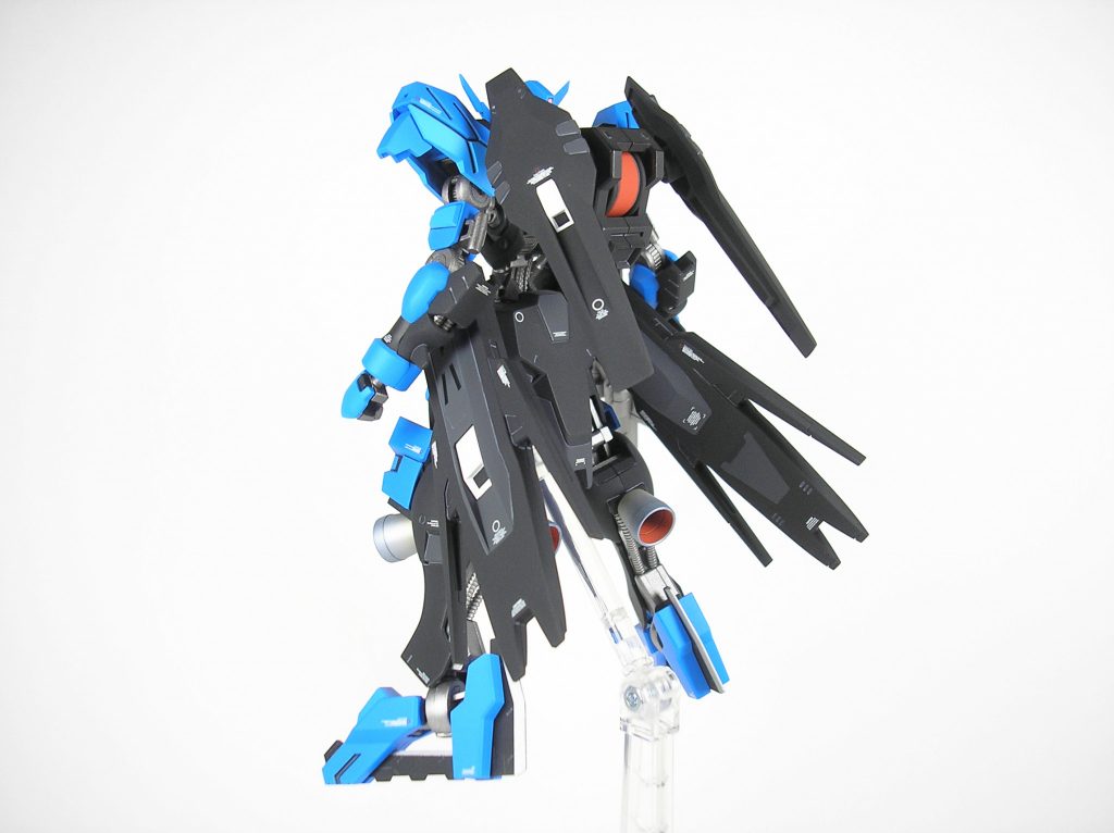 ▲ガンダムフレームは焼鉄色(BURNT IRON)やシルバーで塗装し、アクセントにしています。
それら以外の箇所も付属シールを使わず細かく塗り分け再現しています。
更に市販のコーションデカールでデコレートしています。