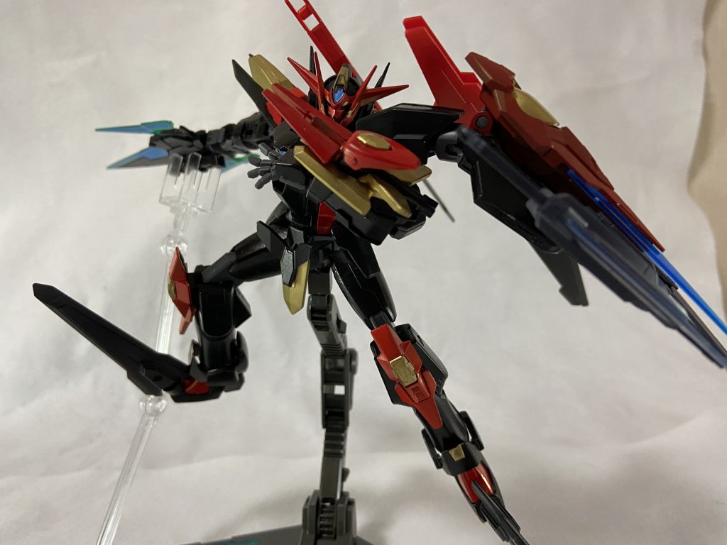 上半身をアイズガンダム、バックパックにライトニングバックウェポン3のウィングを使用
左腕のアーマーはトランジェントグレイシャーのパーツに色々つけた結果、ビームサーベル、ロケットアンカーにビームシールドを内蔵
左肩はダークハウンドを使用してます
足はディナイアルを使用