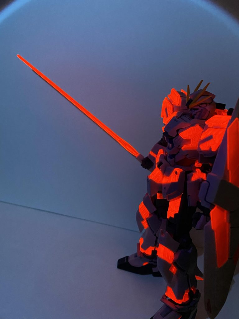 ビームサーベルにも蛍光塗料吹いてます。