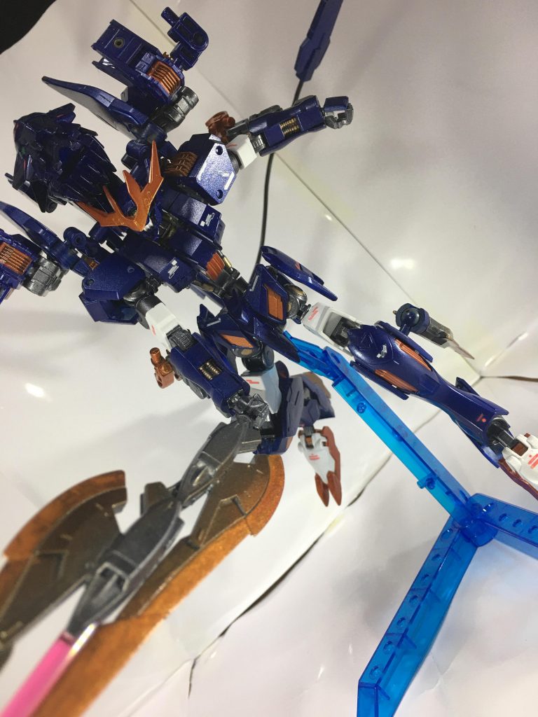 メインウェポンは合体させ更に大型のバスターソードにする事が可能で、合体させた時にだけ中心からビーム刃を出すことができ、その質量とエネルギーにより、相手を粉砕する一撃必殺の武器とする。
「これでもくらって寝てなっ!!」