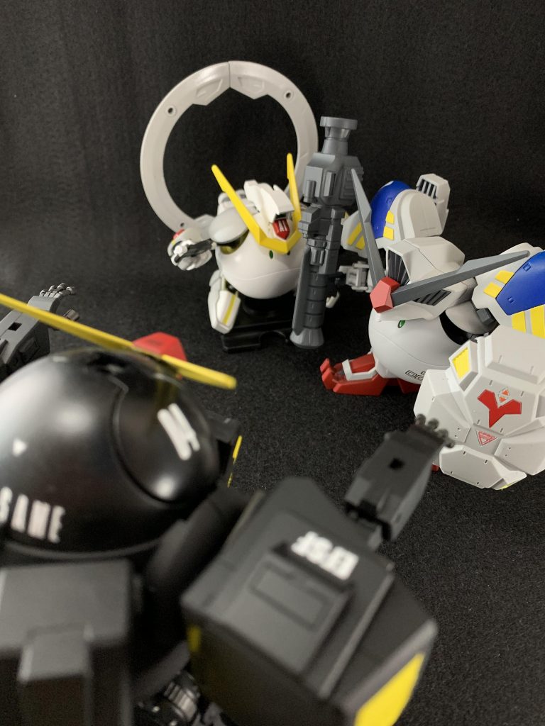 サリス「退がれ ゲイザー!」出会うはずのない3体の邂逅....みたいな。